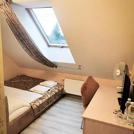 Dom Weselny Pod Kasztanem فندق لوبان